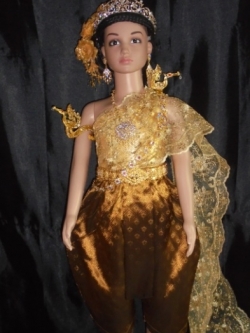 ชุดไทยเด็กอนุบาลและประถมสีทองสไบลูกไม้ดิ้นทองรอบอกไม่เกิน 25นิ้ว สะโพกไม่เกิน24นิ้ว สูงไม่เกิน120Cm มีพร้อมส่งและพรีออร์เดอร์ค่ะราคานี้ไม่รวมเครื่องประดับ