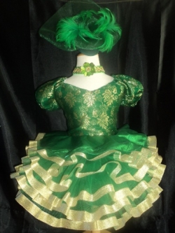 ชุดดรัมเมเยอร์สีเขียว ราคานี้ มีชุด หมวก สร้อย ต่างหู รอบอกตั้งแต่20-30นิ้ว เอวไม่เกิน 28นิ้ว สูงไม่เกิน140เซนติเมตร