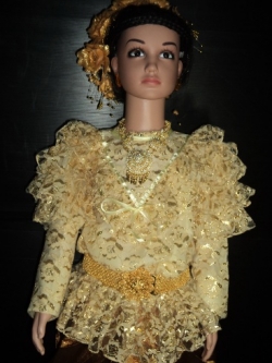 ชุดไทยเสื้อลูกไม้แขนยาว+โจงสีแดงทับทิมผ้าไหม ราคานี้ไม่รวมเครื่องประดับ