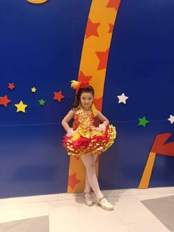 ชุดดรัมเมเยอร์สีแดง ราคานี้ มีชุด หมวก สร้อย ต่างหู รอบอกตั้งแต่20-30นิ้ว สูงไม่เกิน 130 เซนติเมตร