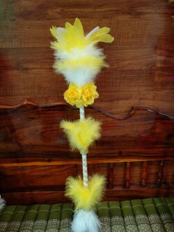 ไม้ดรัมเมเยอร์ตกแต่งราคางานตกแต่งขนนกสีเหลือง