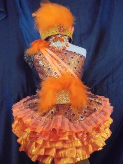 ชุดดรัมเมเยอร์สีส้มเด็กอนุบาลและประถม ราคานี้ มีชุด หมวก สร้อย ต่างหู