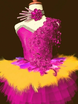 ชุดดรัมเมเยอร์ขนนก ราคานี้ มีชุด หมวก สร้อย ต่างหู รอบอกตั้งแต่20-30นิ้ว เอวไม่เกิน28 นิ้ว สูง ไม่เกิน140เซนติเมตร