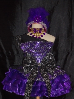 ชุดดรัมเมเยอร์สีม่วงเด็กราคานี้มี ชุด หมวก สร้อย ต่างหู รอบอกตั้งแต่20-30นิ้ว เอวไม่เกิน28นิ้ว สูงไม่เกิน140เซนติเมตร