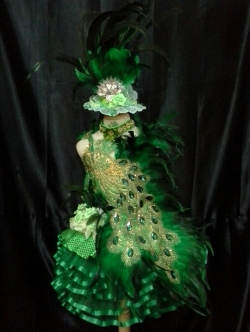 ชุดนกยูงสีเขียวนกยูงเด็กอนุบาลขนาดไซสรอบอก20นิ้วเอวไม่เกิน20นิ้วสูงไม่เกิน100เซนติเมตรราคานี้คือชุด หมวกสร้อยไม่รวมค่าจัดส่ง