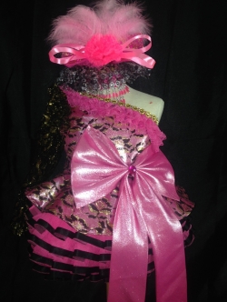 ชุดดรัมเมเยอร์สีชมพู ราคานี้ มีชุด หมวก สร้อย ต่างหู รอบอกตั้งแต่20-30นิ้ว สูง ไม่เกิน130เซนติเมตร