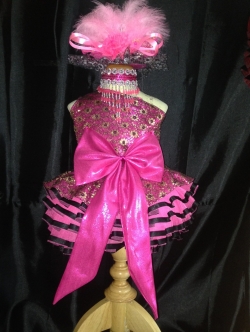 ชุดดรัมเมเยอร์เด็กอนุบาลและประถม ราคานี้ มีชุด แถม หมวก เมื่อซื้อ 12 ชุด ขึ้นไป ได้หมวก12ใบ รอบอกตั้งแต่20-30นิ้ว สูงไม่เกิน 140เซนติเมตร