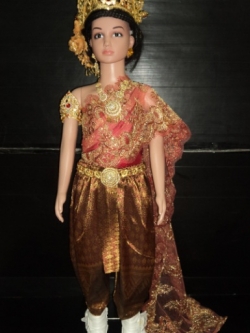 ชุดไทยโจงสีแดงราคานี้ไม่รวมเครื่องประดับ ราคานี้ไม่รวมเครื่องประดับ