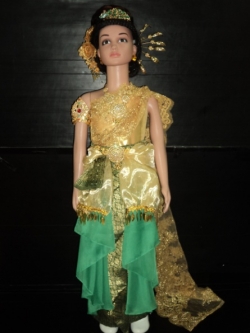 ชุดไทยเด็กประยุกต์เขียวมรกตผ้าไหมสอดดิ้นทองติดชายผ้าสีเขียวและทองสไบลูกไม้