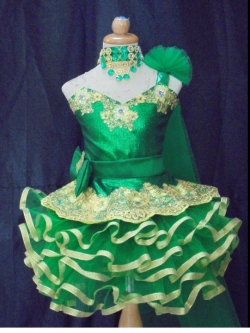 ชุดดรัมเมเยอร์สีเขียว ราคานี้ มีชุด หมวก สร้อย ต่างหู รอบอกตั้งแต่20-30นิ้ว เอวไม่เกิน 28นิ้ว สูงไม่เกิน140เซนติเมตร