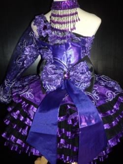 ชุดดรัมเมเยอร์สีม่วงเด็กราคานี้มี ชุด หมวก สร้อย ต่างหู รอบอกตั้งแต่20-30นิ้ว เอวไม่เกิน28นิ้ว สูงไม่เกิน140เซนติเมตร