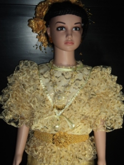 ชุดไทยเสื้อลูกไม้ดิ้นทอง ราคานี้ไม่รวมเครื่องประดับ