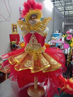 ชุดดรัมเมเยอร์สีแดงทอง อนุบาลและประถม ราคานี้ พร้อม ไม้ดรัมเมเยอร์ หมวก สร้อย ต่างหู