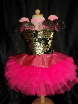 ชุดดรัมเมเยอร์เด็กอนุบาลและประถม ราคานี้ มีชุด แถม หมวก เมื่อซื้อ 12 ชุด ขึ้นไป ได้หมวก12ใบ รอบอกตั้งแต่20-30นิ้ว สูงไม่เกิน 140เซนติเมตร