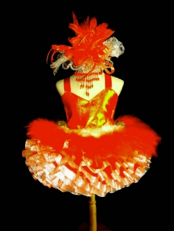 ชุดดรัมเมเยอร์ขนนกสีแดง ราคานี้มี ชุด หมวก สร้อย ต่างหู รอบอก20-30นิ้ว สูงไม่เกิน130เซนติเมตร