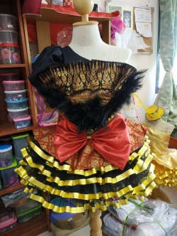 ชุดดรัมเมเยอร์เด็กอนุบาลสีแดง พร้อม หมวก สร้อย ต่างหู