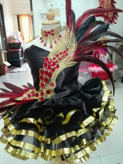 ชุดดรัมเมเยอร์สีแดงอนุบาลและประถมราคานี้ แถม หมวก สร้อย ต่างหู