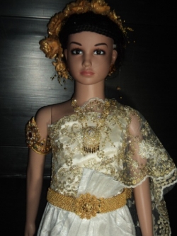 ชุดไทยสไบสีเงินจีบหน้านางสีขาวผ้าไหม ราคานี้ไม่รวมเครื่องประดับ