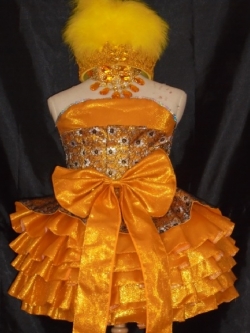 ชุดดรัมเมเยอร์สีเหลือง ราคานี้ มี ชุด หมวก สร้อย ต่างหู รอบอกตั้งแต่20-30นิ้ว เอวไม่เกิน28นิ้ว สูงไ่เกิน140เซนติเมตร