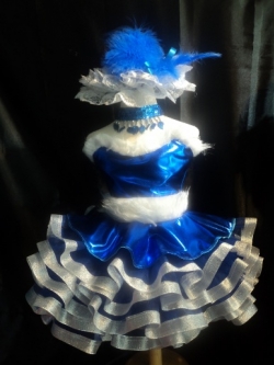 ชุดดรัมเมเยอร์สีน้ำเงิน ราคานี้มี ชุด หมวก สร้อย ต่างหู รอบอกตั้งแต่20-30นิ้ว เอวไม่เกิน28นิ้ว สูงไม่เกิน140เซนติเมตร