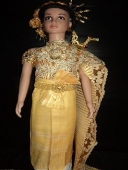 ชุดไทยสไบอัดพีทสีทองลายฉลุสีงาช้าง ราคานี้ไม่รวมเครื่องประดับ