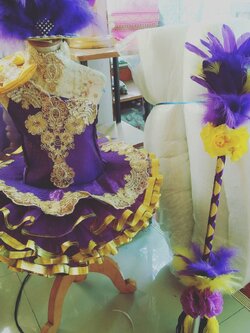 ชุดดรัมเมเยอร์เด็กอนุบาลและประถม สีม่วง ราคานี้มี หัว สร้อย ต่างหู ไม้ดรัมเมเยอร์