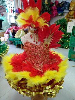 ชุดดรัมเมเยอร์สีแดงทองเด็กอนุบาลและประถม ราคานี้ หัว สร้อย ต่างหู