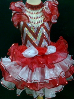 ชุดดรัมเมเยอร์สีแดง ราคานี้ มีชุด หมวก สร้อย ต่างหู รอบอกตั้งแต่20-30นิ้ว สูงไม่เกิน 130 เซนติเมตร