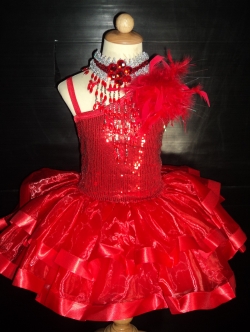 ชุดดรัมเมเยอร์สีแดง ราคานี้ มีชุด หมวก สร้อย ต่างหู รอบอกตั้งแต่20-30นิ้ว สูงไม่เกิน130เซนติเมตร