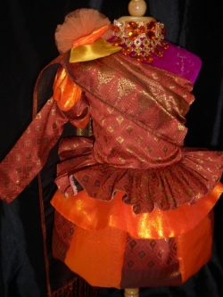 ชุดดรัมเมเยอร์เด็กนุบาลสีส้มมรกตผ้าไหมสอดดิ้นทองS M ขายราคาเดียว แถมหมวกที่ทางไลน์ จัดให้ค่ะ