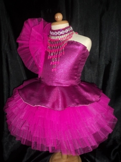 ชุดดรัมเมเยอร์เด็กอนุบาลและประถม ราคานี้ มีชุด แถม หมวก เมื่อซื้อ 12 ชุด ขึ้นไป ได้หมวก12ใบ รอบอกตั้งแต่20-30นิ้ว สูงไม่เกิน 140เซนติเมตร