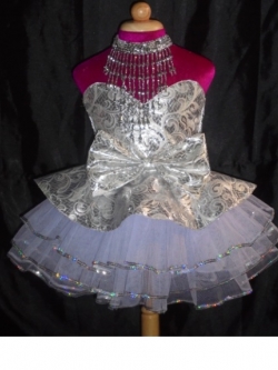 ชุดดรัมเมเยอร์เด็กอนุบาลและประถม ราคานี้ มีชุด แถม หมวก เมื่อซื้อ 12 ชุด ขึ้นไป ได้หมวก12ใบ รอบอกตั้งแต่20-30นิ้ว สูงไม่เกิน 140เซนติเมตร