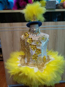 ชุดดรัมเมเยอร์เด็กอนุบาลและประถมสีเหลือง ราคานี้มี หัว สร้อย ต่างหู ไม้ดรัมเมเยอร์