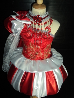 ชุดดรัมเมเยอร์สีแดง ราคานี้ มีชุด หมวก สร้อย ต่างหู รอบอกตั้งแต่20-30นิ้ว สูงไม่เกิน130เซนติเมตร