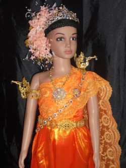 ชุดไทยเด็กอนุบาลสีส้มรอบอกไม่เกิน24นิ้ว เอวไม่เกิน24นิ้ว สูงไม่เกิน130เซนติเมตรราคานี้ไม่รวมเครื่องประดับ