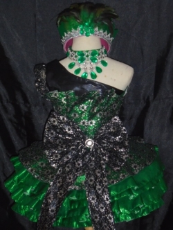 ชุดดรัมเมเยอร์สีเขียว ราคานี้ มีชุด หมวก สร้อย ต่างหู รอบอกตั้งแต่20-30นิ้ว เอวไม่เกิน 28นิ้ว สูงไม่เกิน140เซนติเมตร