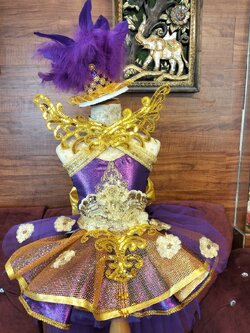 ชุดดรัมเมเยอร์สีม่วงทองอนุบาลและประถม ราคานี้พร้อมไม้ดรัม หัว สร้อย ต่างหู สนใจฉอดไลน์ ไอดี kimuk-pim555