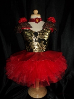 ชุดดรัมเมเยอร์เด็กอนุบาลและประถม ราคานี้ มีชุด แถม หมวก เมื่อซื้อ 12 ชุด ขึ้นไป ได้หมวก12ใบ รอบอกตั้งแต่20-30นิ้ว สูงไม่เกิน 140เซนติเมตร