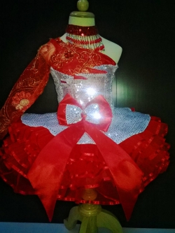 ชุดดรัมเมเยอร์สีแดง ราคานี้ มีชุด หมวก สร้อย ต่างหู รอบอกตั้งแต่20-30นิ้ว สูงไม่เกิน130เซนติเมตร