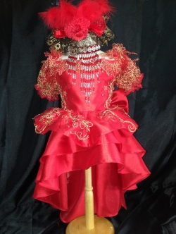 ชุดดรัมเมเยอร์เด็กสีแดงทองผ้าไหมอิตาลีประดับตกแต่งผ้าด้วยลูกไม้ดิ้นทองรอบอกไม่เกิน24นิ้วเอวไม่เกิน25นิ้วสูงไม่เกิน130เซนติเมตรไซสMไหมอิตาลี