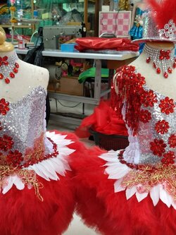 ชุดดรัมเมเยอร์สีแดงเด็กอนุบาลและประถม ราคานี้ มี หัว สร้อย ต่างหู