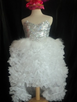 ชุดราตรีขาวฟูๆๆประดับลูกไม้ทั้งชุดเด็กอนุบาลและประถม