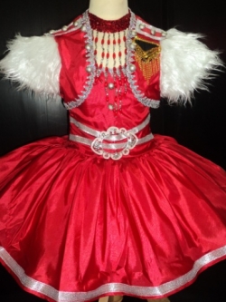 ชุดดรัมเมเยอร์สีแดง ราคานี้ มีชุด หมวก สร้อย ต่างหู รอบอกตั้งแต่20-30นิ้ว สูงไม่เกิน 130 เซนติเมตร