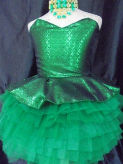 ชุดดรัมเมเยอร์เด็กอนุบาลและประถม ราคานี้ มีชุด แถม หมวก เมื่อซื้อ 12 ชุด ขึ้นไป ได้หมวก12ใบ รอบอกตั้งแต่20-30นิ้ว สูงไม่เกิน 140เซนติเมตร