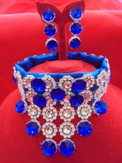 สร้อยพลอยสีน้ำเงินสลับขาว+ต่างหูหนีบเด็กอนุบาลและประถม*พร้อมส่ง*