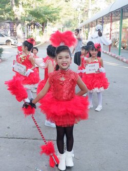 ชุดดรัมเมเยอร์สีแดง ราคานี้ มีชุด ไม้ดรัมเมเยอร์ หมวก สร้อย ต่างหู รอบอกตั้งแต่20-30นิ้ว สูงไม่เกิน 130 เซนติเมตร