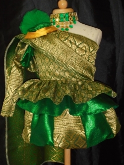 ชุดดรัมเมเยอร์เด็กนุบาลสีเขียวมรกตผ้าไหมสอดดิ้นทองS M ขายราคาเดียว แถมหมวกที่ทางไลน์ จัดให้ค่ะ