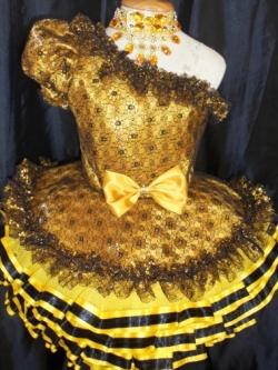 ชุดดรัมเมเยอร์สีเหลือง ราคานี้ มี ชุด หมวก สร้อย ต่างหู รอบอกตั้งแต่20-30นิ้ว เอวไม่เกิน28นิ้ว สูงไ่เกิน140เซนติเมตร