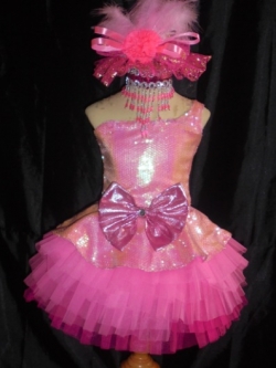 ชุดดรัมเมเยอร์สีชมพู ราคานี้ มีชุด หมวก สร้อย ต่างหู รอบอกตั้งแต่20-30นิ้ว สูง ไม่เกิน130เซนติเมตร