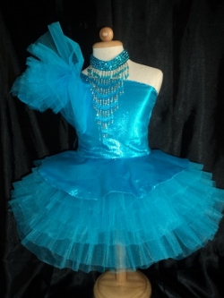 ชุดดรัมเมเยอร์เด็กอนุบาลและประถม ราคานี้ มีชุด แถม หมวก เมื่อซื้อ 12 ชุด ขึ้นไป ได้หมวก12ใบ รอบอกตั้งแต่20-30นิ้ว สูงไม่เกิน 140เซนติเมตร